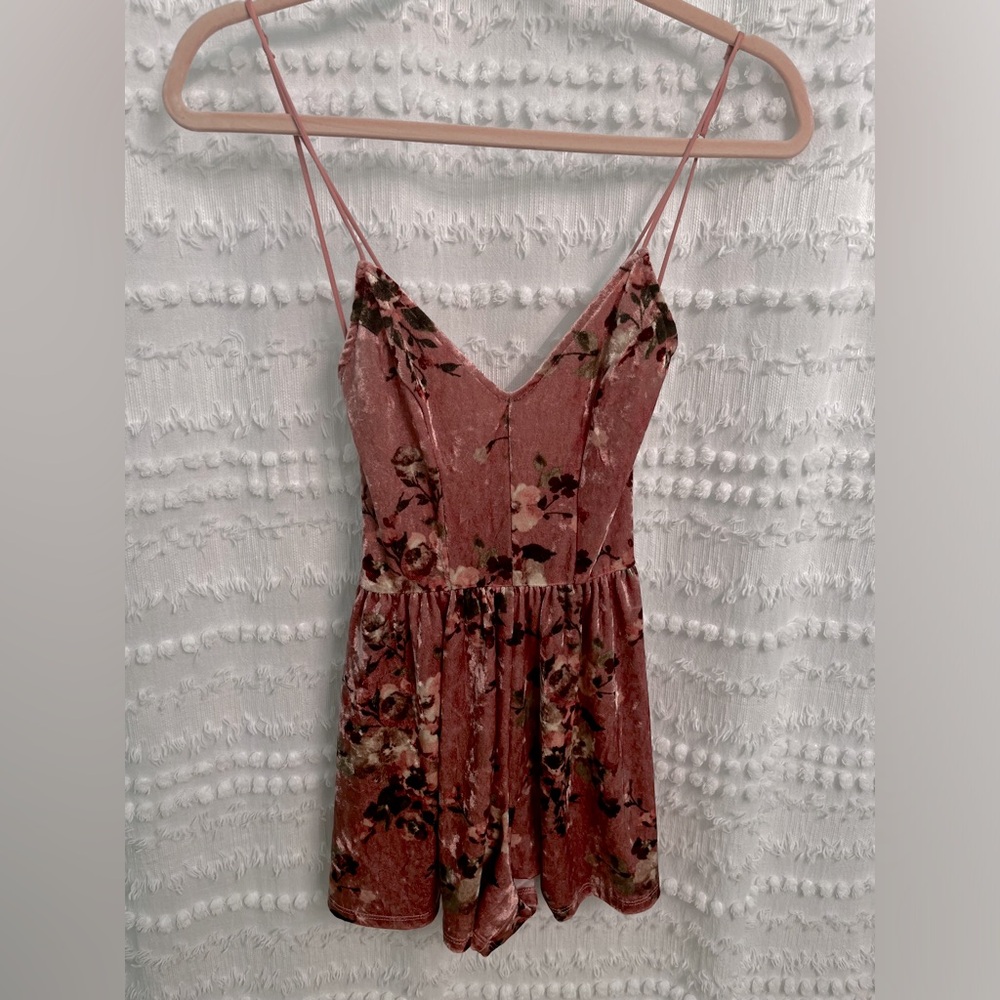 Sz XS L.A. Hearts romper shorts. Light pink flower pattern. Gently used